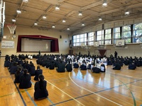 久しぶりの体育館で学年集会が開かれました。間隔を空けて実施しております。